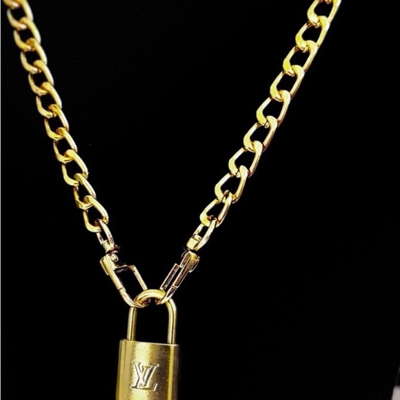 Louis Vuitton #345 Gold Lock Pendant - NWOT (Unisex) - Picture 1 of 6